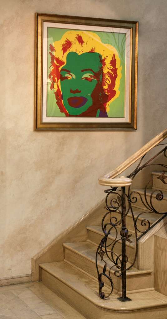 The glamorous residence and guesthouse has hosted some of Hollywood’s beloved stars, like Marilyn Monroe, as guests.