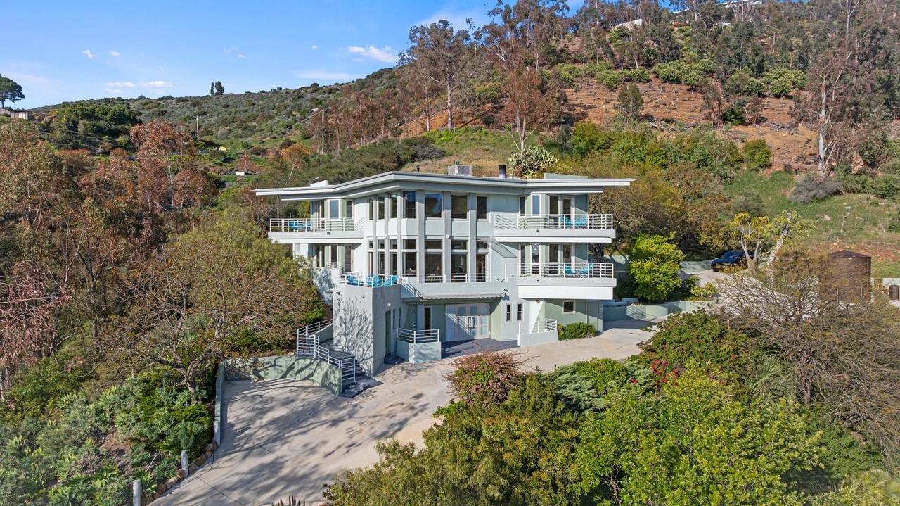 Jeff Chertow Presents A Stunning Architectural Masterpiece In Malibu