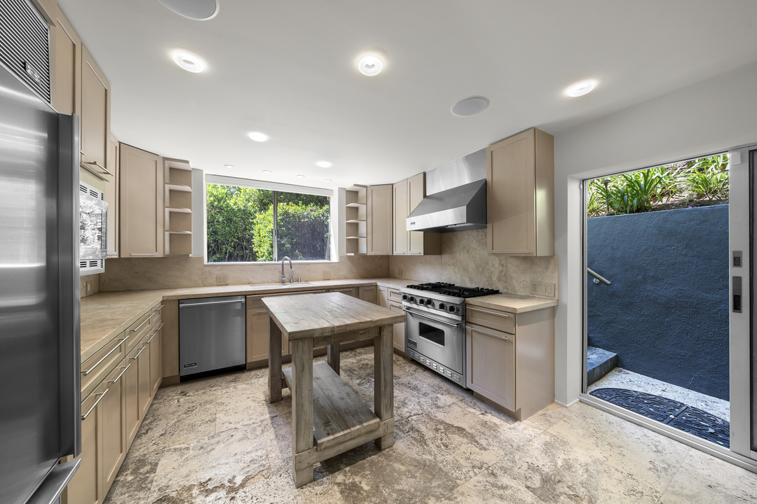 Christine Hong Presents An Exceptional Modern Home In Los Angeles
