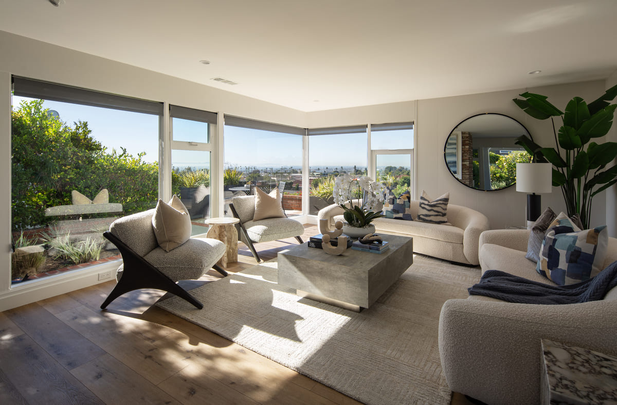 VALIA Properties Presents A Unique Single-Level Home In Corona del Mar