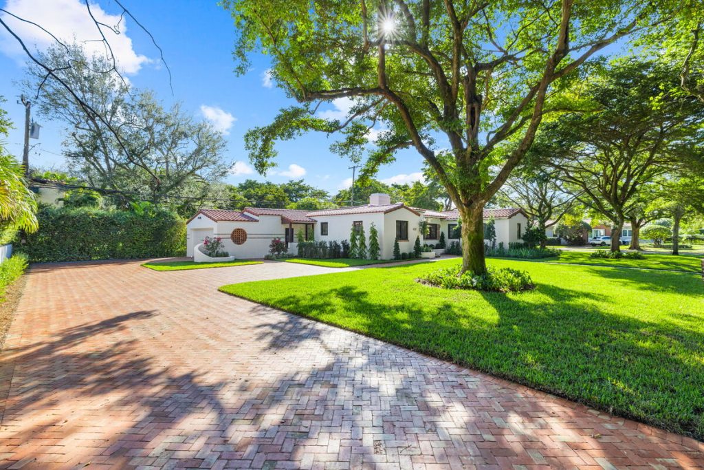 Mauricio J. Barba Presents A Modern One-Level Home In Coral Gables