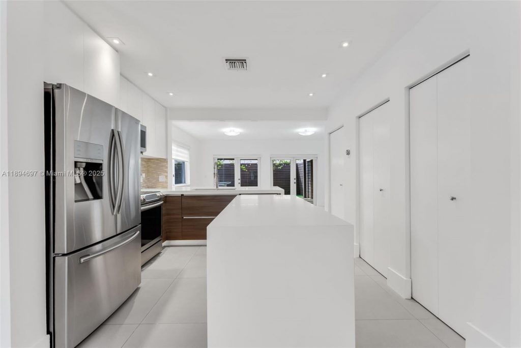 Carbonell at Brickell Key - Kitchen