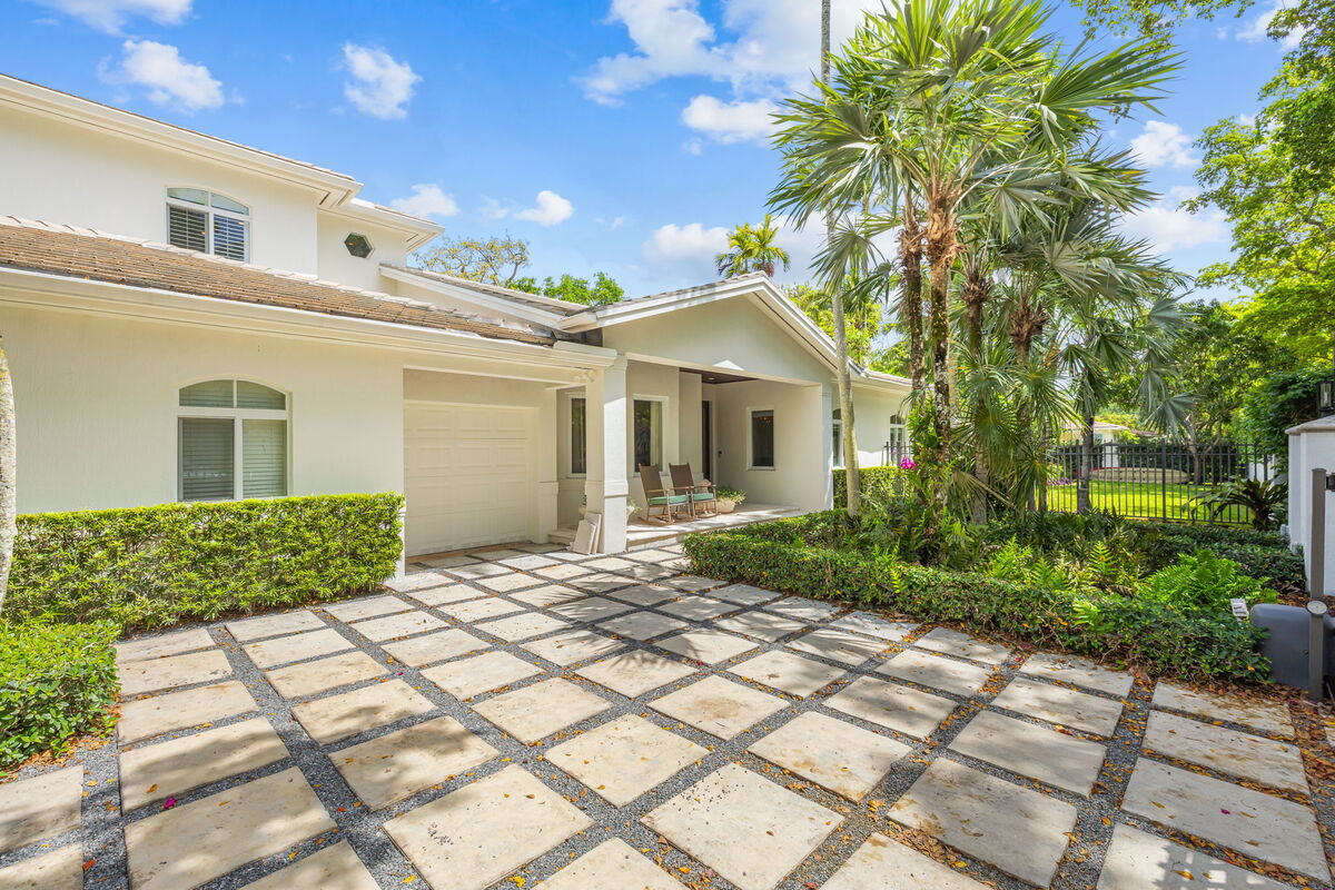 Mauricio J. Barba Presents A Contemporary Home In Coral Gables