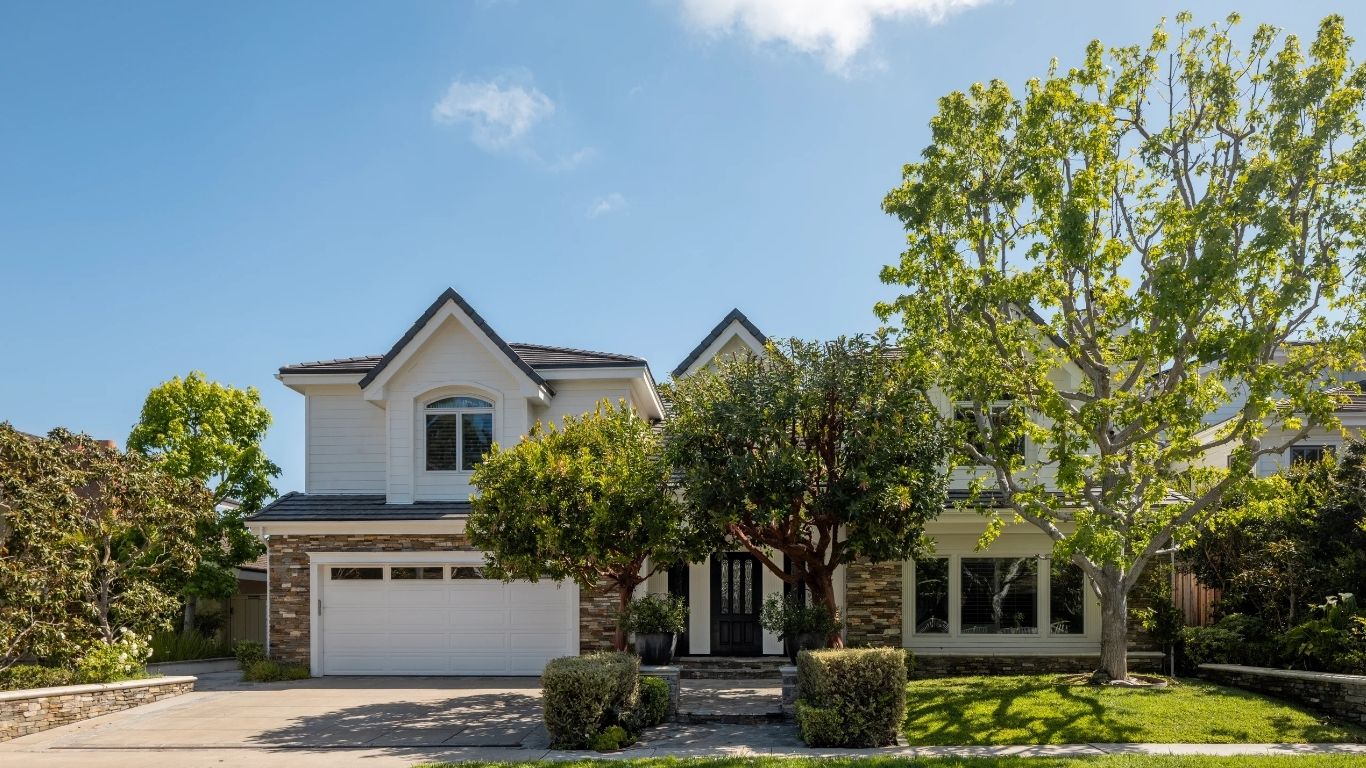 VALIA Properties Presents A Thoughtfully Expanded Residence in Newport Beach's Harbor View Homes