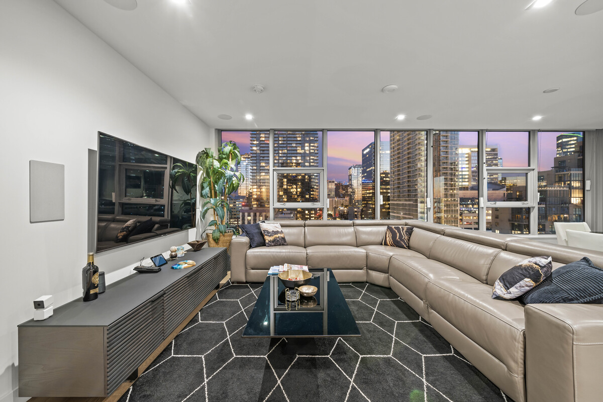 Lanna Parker Presents A Breathtaking 2 Bed Condo In San Diego